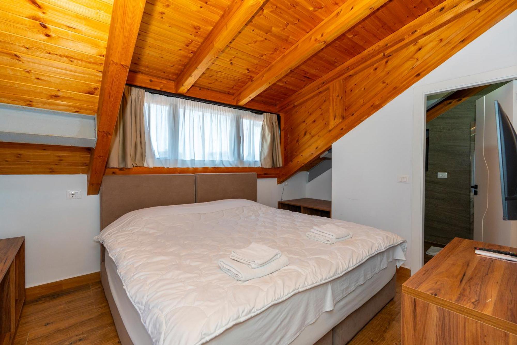 Gjuhadoli Restaurant Hotel 4*
